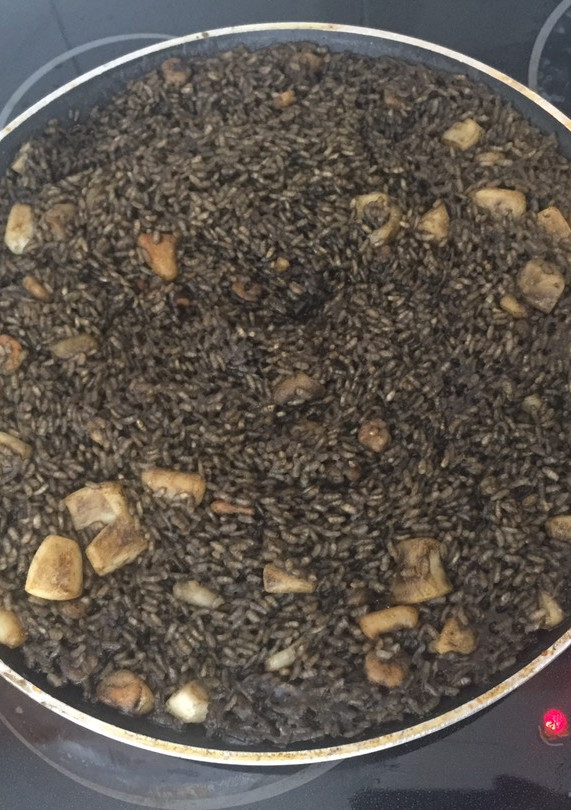 Una foto de Arroz negro con sepia y gambas