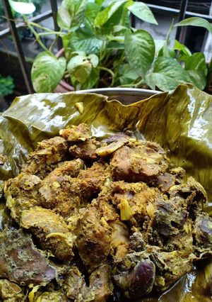 केळीच्या पानात भाजलेले चिकन (keli panatle chicken recipe in marathi) रेसिपी चे मुख्य फोटो