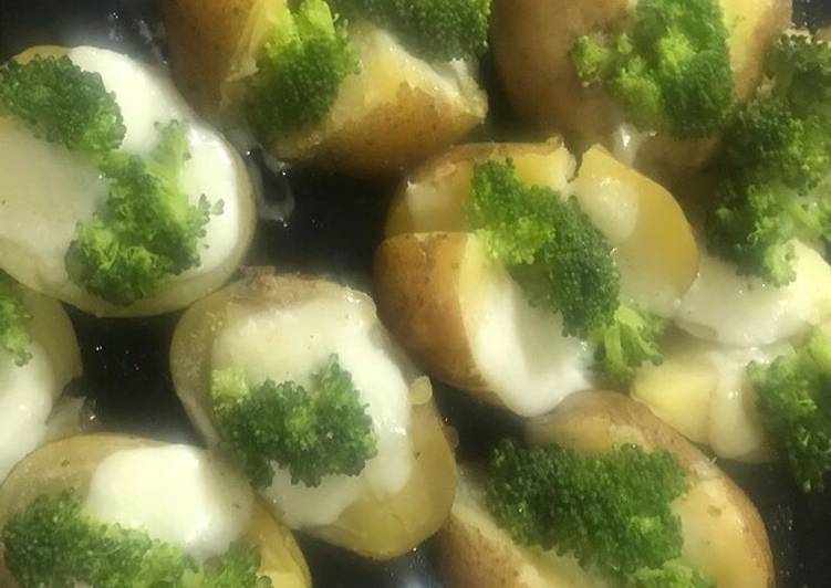 Baked potato with mozarella and broccoli