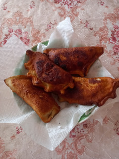 Una foto de Empanadas de carne y tomate