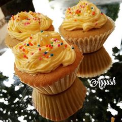 A picture of Vanilla cupcakes.