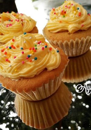 A picture of Vanilla cupcakes.