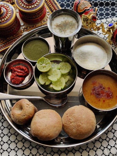 दाल बाटी (Dal baati recipe in Hindi) रेसिपी मुख्य फोटो