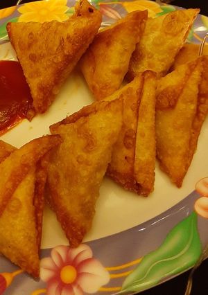 A picture of Bbq chicken samosas.