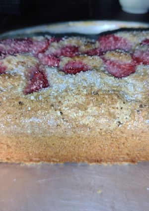 Una foto de Budín de frutillas, coco y nuez