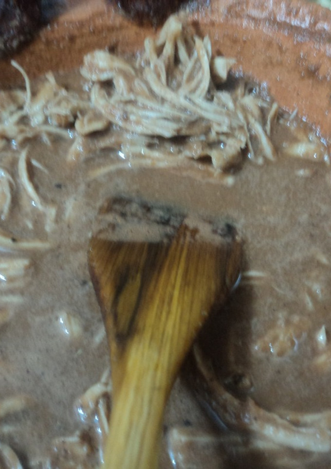 Una foto de Pollo desmenuzado con mole de manzana y plátano rápido. México