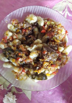 Una foto de Ñoquis de papas con salsa y carne