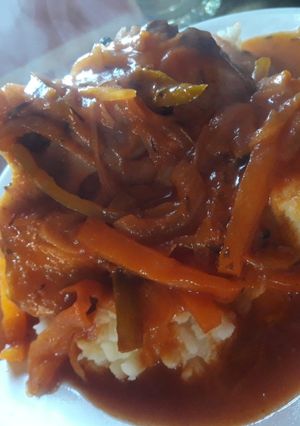 Una foto de Osobuco a la pomarola con puré😋