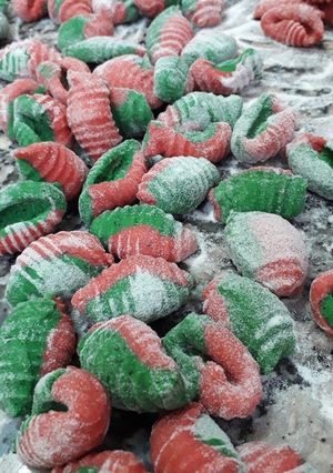 Una foto de Gnocchi de albahaca y morrón rojo