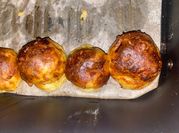 Une photo de merguez au four
