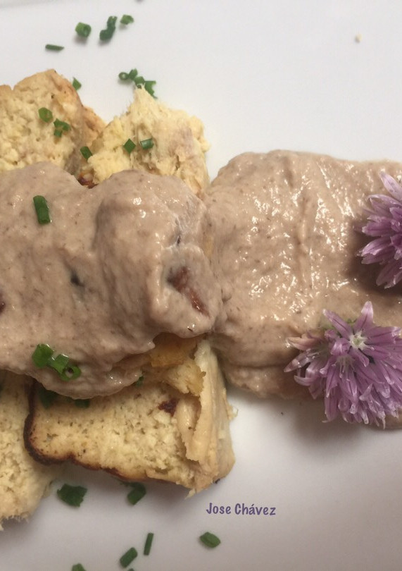 Una foto de Pastel de Puerros y Atún con Salsa de Champiñones