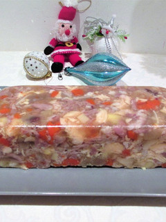 Una foto de Terrina de mezclas de carnes en gelatina naturalpara la Nochebuena