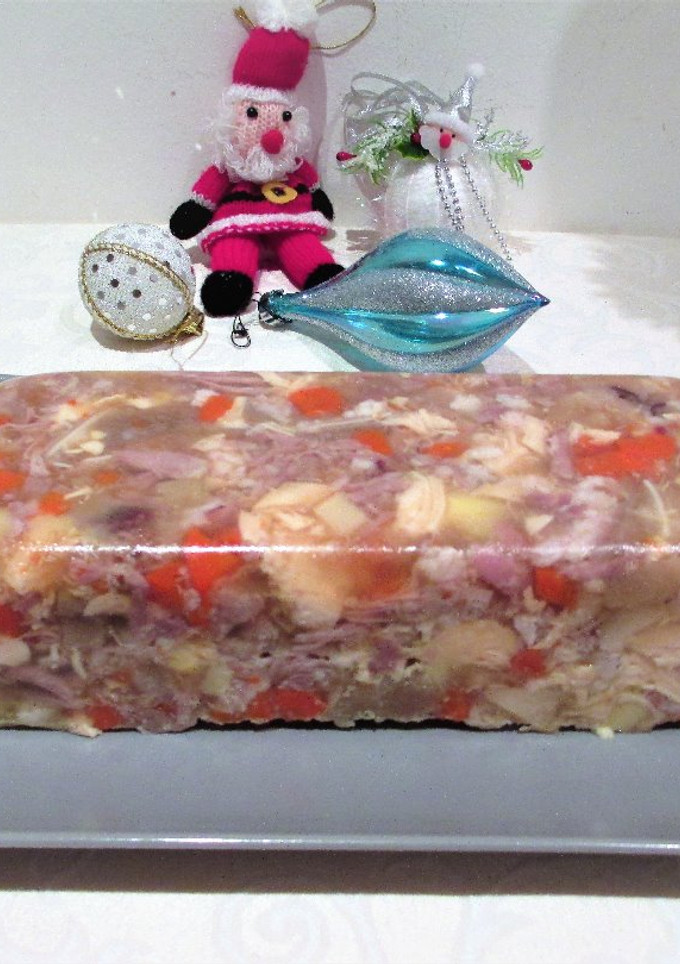 Una foto de Terrina de mezclas de carnes en gelatina naturalpara la Nochebuena