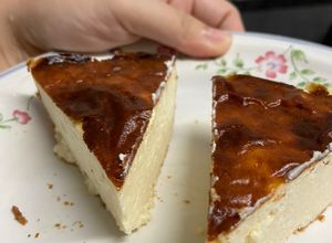 รูปของ Basque burnt cheesecake ชีสเค้กหน้าไหม้ หม้อทอดไร้น้ำมัน สูตรหวานน้อย