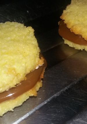 Una foto de Alfajores de coco con dulce de leche