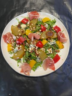 Фото Салат з карамелізованою грушею.