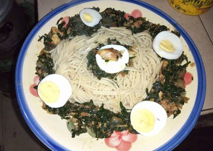Spaghetti with vegetables and boiled egg
