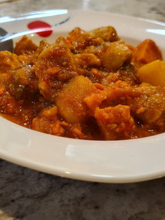 Una foto de Pollo guisado con boniato y patatas