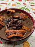 Feijoada Vegana com Tofu e "Bacon" de Cenoura
