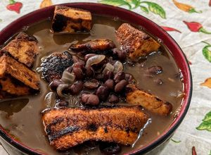 Foto de Feijoada Vegana com Tofu e "Bacon" de Cenoura