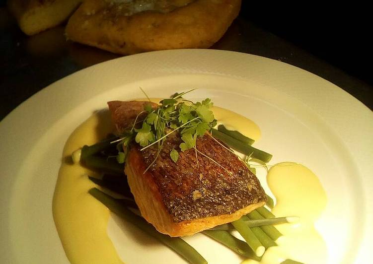 Salmon fillet with French beans and lemon hollandaise