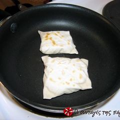 A picture of Kalitsounia with tyromalama.