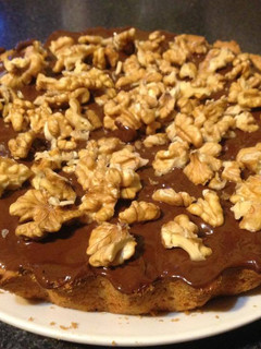 Una foto de Tarta con chocolate, dulce de leche y nuez