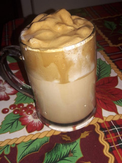Una foto de Café frío con espuma