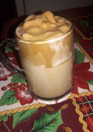 Una foto de Café frío con espuma