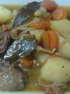 Una foto de Carrilleras con bacon estofadas