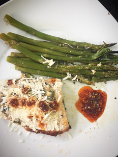 Una foto de Salmón al ajo con limón y parmesano y espárragos