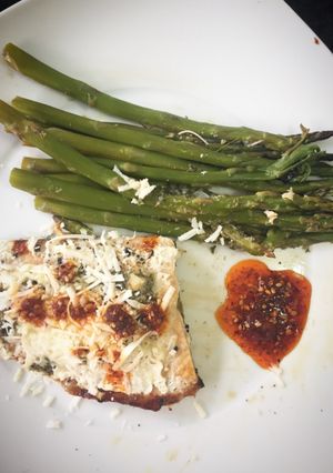 Una foto de Salmón al ajo con limón y parmesano y espárragos