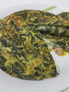 Una foto de Tortilla de espinacas, rellena de tomate natural y queso