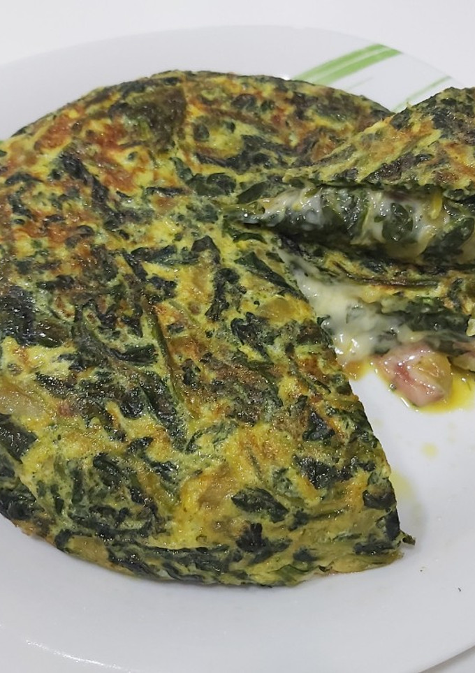 Una foto de Tortilla de espinacas, rellena de tomate natural y queso