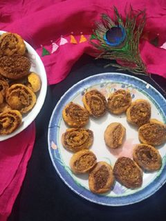વડોદરા ની પ્રખ્યાત ભાખરવડી (Vadodara Famous Bhakharvadi Recipe In Gujarati) રેસીપી મુખ્ય ફોટો