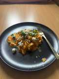Grillowany indyk curry z sosem z pieczonej dyni, papryki i fety (low carb makaron)