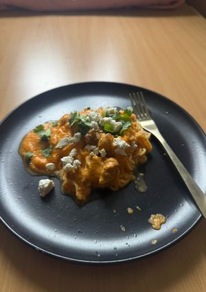 Zdjęcie przepisu Grillowany indyk curry z sosem z pieczonej dyni, papryki i fety (low carb makaron).