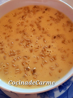 Una foto de Crema casera de patatas, champiñones y zanahoria con semillas de lino dorado