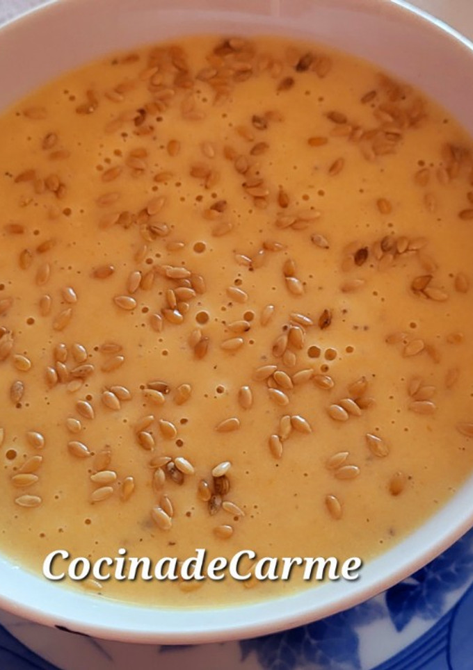 Una foto de Crema casera de patatas, champiñones y zanahoria con semillas de lino dorado