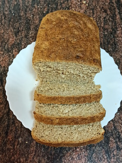 Una foto de Pan de molde integral con almendras