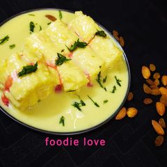 A picture of Strawberry malai roll.