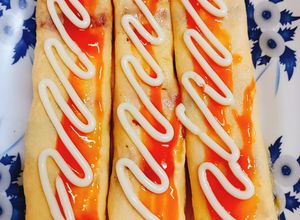 Hình của món Ăn sáng với bánh mì sandwich xúc xích và trứng.