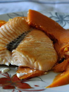 Una foto de Salmón con calabaza al horno