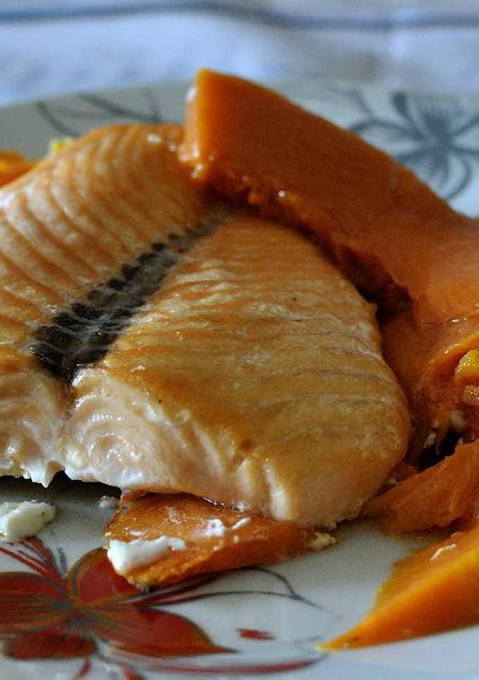 Una foto de Salmón con calabaza al horno