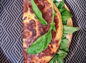 Una foto de Omelette de rúcula y queso 🧀 Tortilla francesa de queso y rúcula 🌱