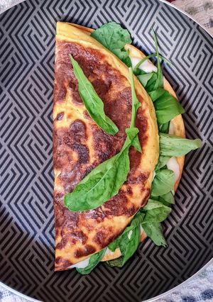 Una foto de Omelette de rúcula y queso 🧀 Tortilla francesa de queso y rúcula 🌱
