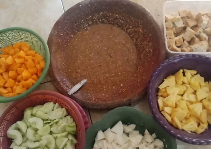 Resep Rujak buah sambel kacang pedas Anti Gagal