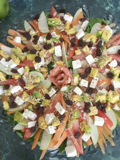Una foto de Ensalada fresca con queso y aderezo asiático!!