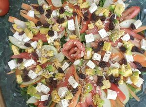 Una foto de Ensalada fresca con queso y aderezo asiático!!