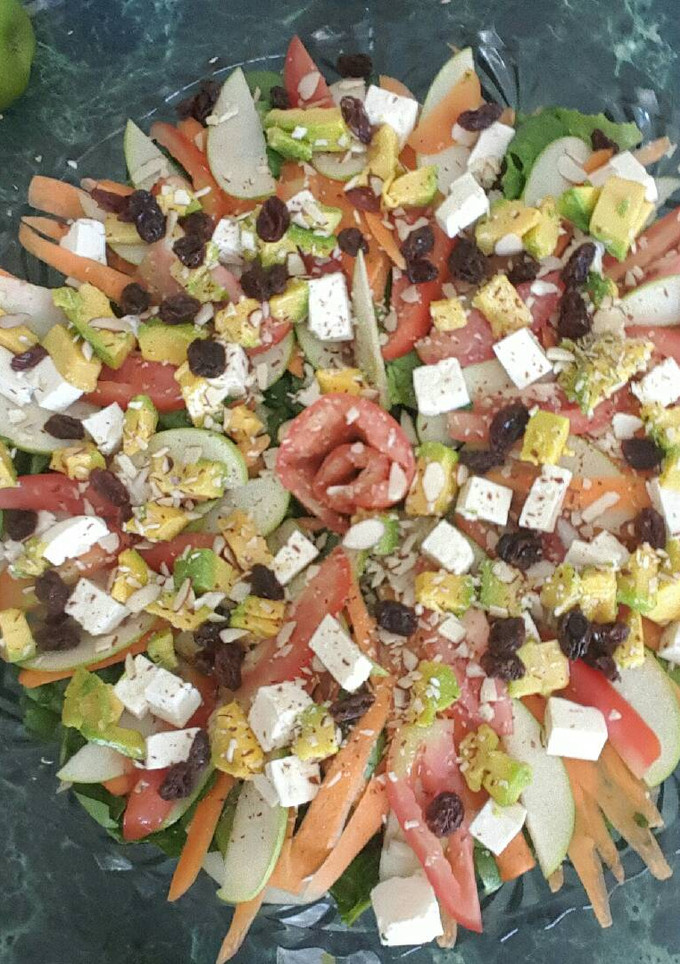 Una foto de Ensalada fresca con queso y aderezo asiático!!